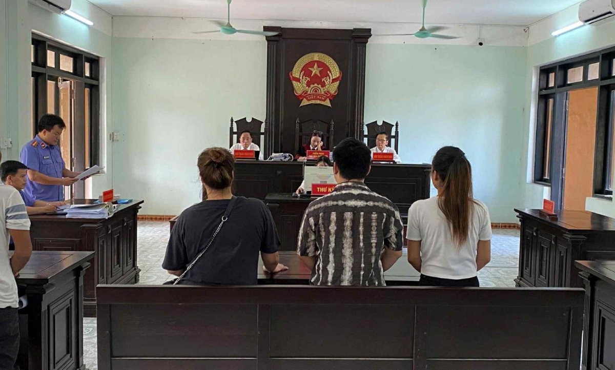 Bà Thái Thị Hồng Vân, Phó Chánh án Tòa dân sự TAND TP Huế, được phân công làm thẩm phán, chủ tọa phiên tòa sơ thẩm xét xử vụ án “Đánh bạc” và “Tổ chức đánh bạc”, vừa bị khởi tố để điều tra về hành vi “Nhận hối lộ”.