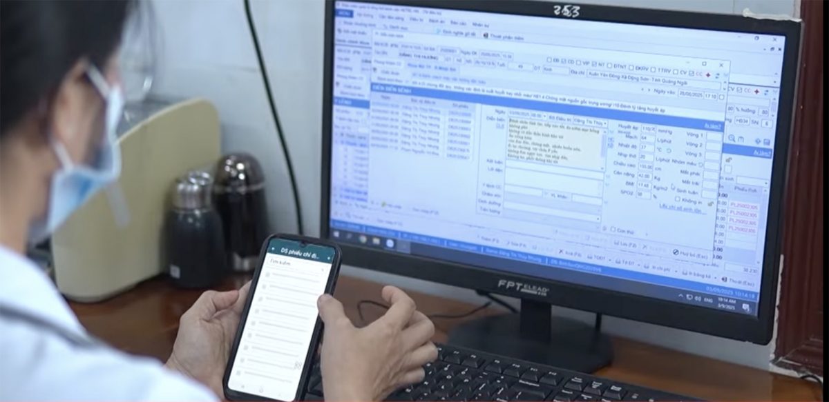 Bác sĩ Đặng Thị Thùy Nhung, Trưởng khoa Nội - Truyền nhiễm, Trung tâm Y tế Bình Sơn, tỉnh Quảng Ngãi kiểm tra bệnh án điện tử của người bệnh