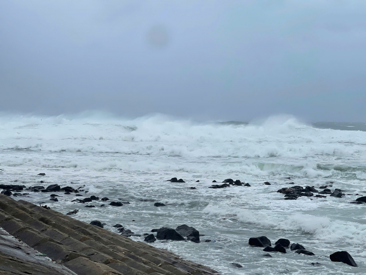 Hình ảnh sóng lớn tại Cồn Cỏ (ảnh: Sức khoẻ &amp; Đời sống)