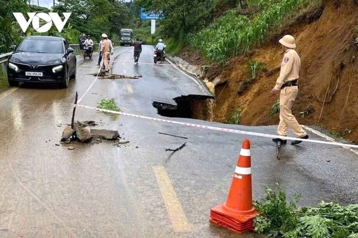 Nhiều tuyến QL, tỉnh lộ bị hư hỏng sau bão số 10.