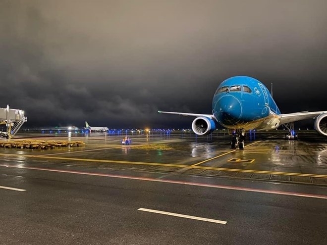 Hơn 300 chuyến bay phải đổi đường tránh bão Bualoi.