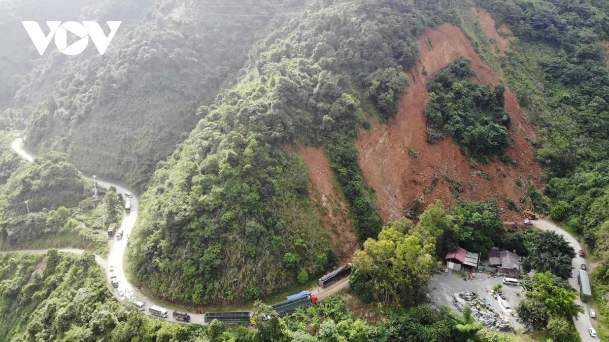 Bộ Xây dựng cho biết, nhiều tuyến đường bị tạm thời gây ách tắc khi bão số 10 đổ bộ.