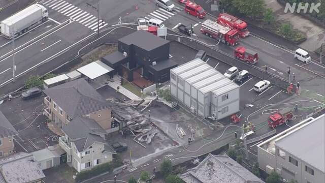 Bão gây cuồng phong làm đổ nhà tại Shizuoka. Ảnh: NHK