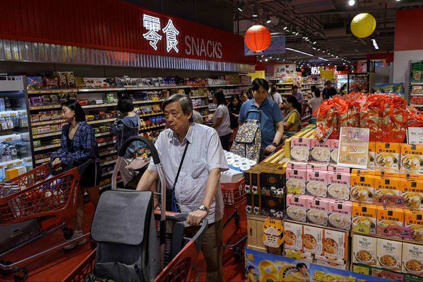 Tại Hong Kong, người dân bắt đầu tích trữ nhu yếu phẩm hàng ngày từ sáng 22/9. Ảnh: Reuters