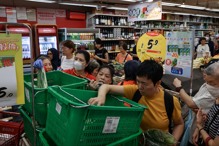 Hàng dài người xếp hàng dài tại các siêu thị chuẩn bị nhu yếu phẩm ứng phó với siêu bão. Ảnh: Reuters
