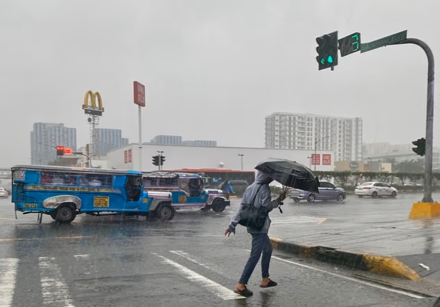 Bão Ragasa – được xếp hạng siêu bão đã chính thức đổ bộ vào đảo Calayan thuộc tỉnh Cagayan, miền Bắc Philippines sáng 23/9, sức gió 215 km/h, giật gần 300km/h. Cơ quan khí tượng Philippines cảnh báo nguy cơ nước biển dâng vượt quá 3 mét, có thể nhấn chìm nhiều khu vực ven biển. Ảnh: EPA