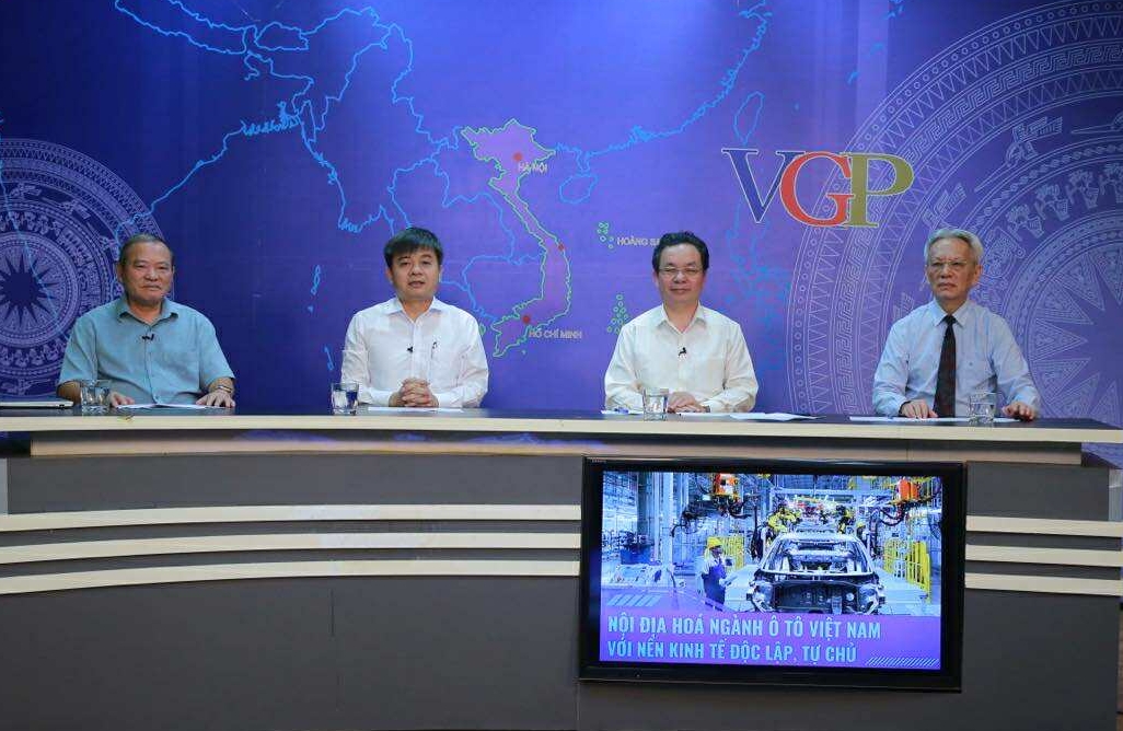 Các khách mời tham dự Tọa đàm (từ phải sang): TS. Nguyễn Sĩ Dũng, nguyên Phó Chủ nhiệm Văn phòng Quốc hội, điều phối Tọa đàm; GS.TS. Hoàng Văn Cường, Đại biểu Quốc hội, Phó Chủ tịch Hội đồng giáo sư Nhà nước, TS. Nguyễn Văn Hội, Viện trưởng Viện Nghiên cứu chiến lược, chính sách công thương - Bộ Công Thương; TS. Ngô Nhật Thái – Chuyên gia có hơn 30 năm kinh nghiệm trong ngành sản xuất ô tô. Ảnh: VGP/Minh Khôi
