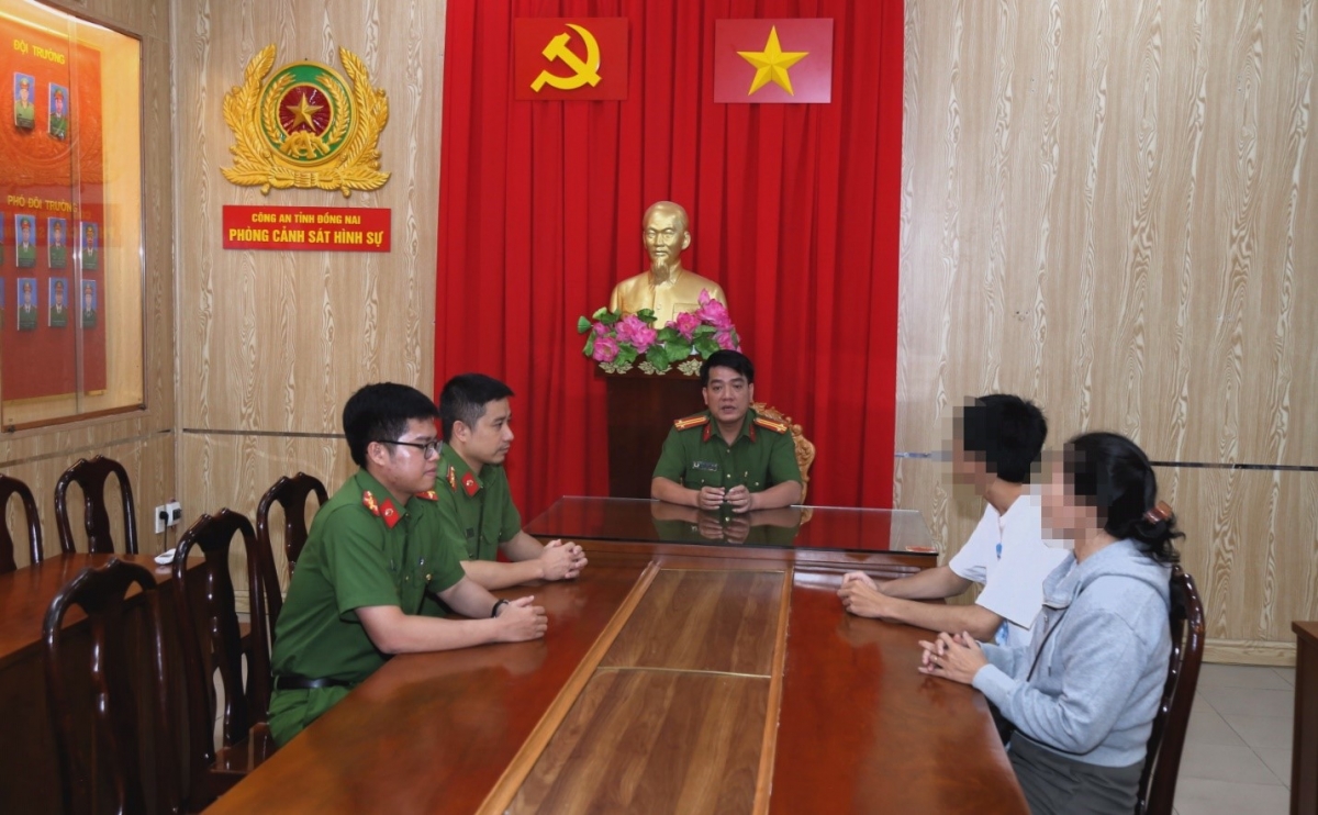 Lực lượng chức năng bàn giao cháu L. cho gia đình an toàn (Ảnh: Công an tỉnh Đồng Nai)