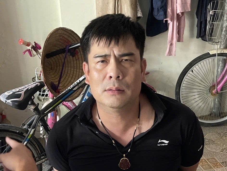 Đối tượng truy nã Nguyễn Văn Phú khi bị lực lượng công an bắt giữ
(Ảnh: Công an Hải Phòng)