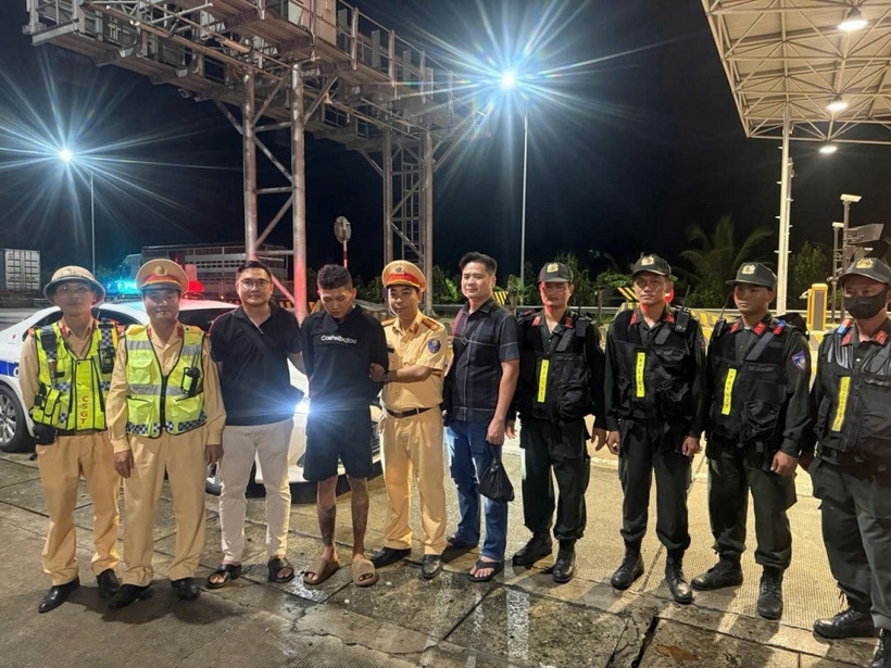 Đối tượng Nguyễn Trung Nghĩa (thứ 4 từ trái sang) bị bắt giữ.