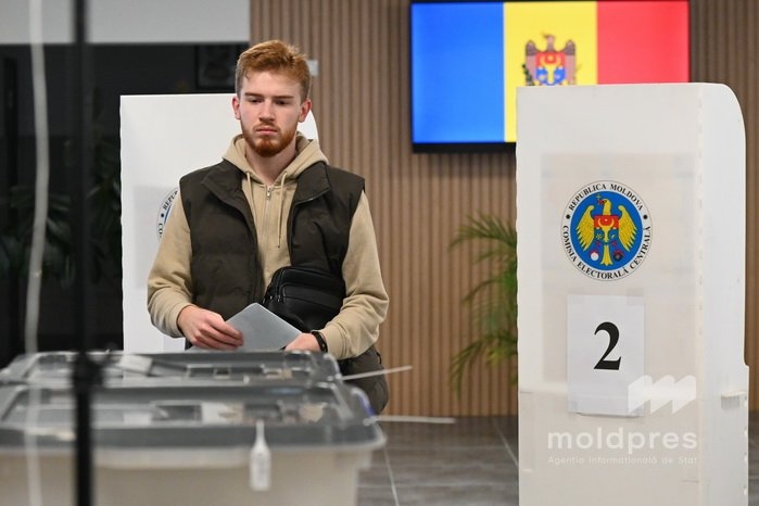 Cử tri đi bỏ phiếu trong cuộc bầu cử Quốc hội Moldova. (Ảnh: Moldpres.md)