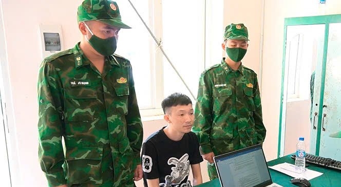 Bộ đội Biên phòng lấy lời khai các đối tượng (ảnh Q.T)