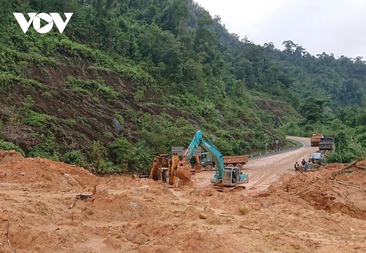 Quốc lộ 27C nối 2 tỉnh Khánh Hòa- Lâm Đồng quanh co, dễ ách tắc vào mùa mưa