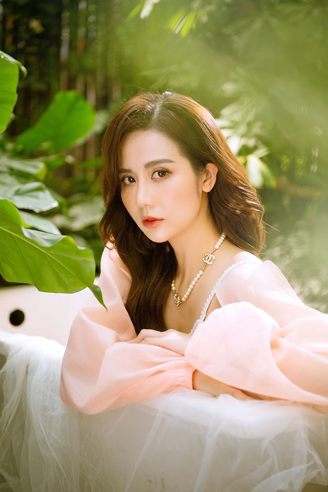 Mới đây, mạng xã hội xôn xao nghi vấn Huyền Lizzie chuẩn bị tái hôn sau 6 năm xác nhận đường ai nấy đi với chồng doanh nhân. Trên trang cá nhân, nữ diễn viên sinh năm 1990 đăng tải đoạn clip lộ diện rạng rỡ khi mặc váy cưới. Ngoài ra Huyền Lizzie không chia sẻ thông tin gì thêm.