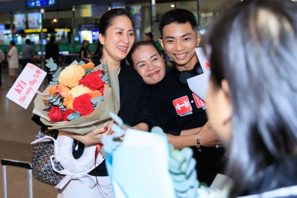 Sao Việt 17/9: Khánh Thi cùng ông xã Phan Hiển và Thu Hương trở về Việt Nam sau giải đấu tại Mỹ, bật khóc khi được học trò ra sân bay đón, ăn mừng thành tích quốc tế của họ.