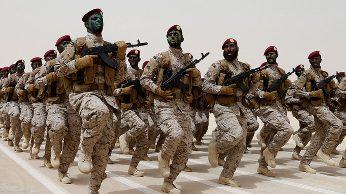 Binh sĩ Saudi Arabia tham gia cuộc diễn tập quân sự "Thanh gươm của Abdullah" tại khu vực Hafar al-Batin, gần biên giới với Kuwait, ngày 29/4/2014. Ảnh: Reuters