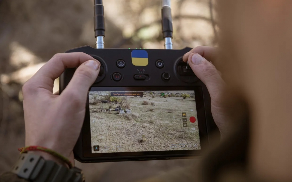 Bộ điều khiển UAV FPV của quân đội Ukraine. Ảnh: Anadolu.