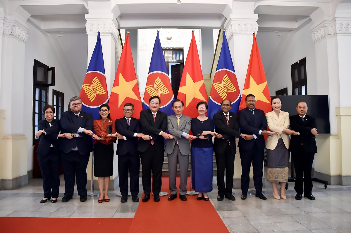 Đại sứ, Đại biện các nước Đông Nam Á tại Hà Nội đến chào và chúc mừng Bí thư Trung ương Đảng, Quyền Bộ trưởng Ngoại giao Lê Hoài Trung
