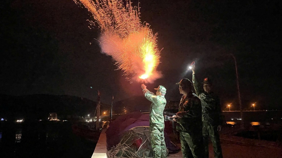 Bộ đội Biên phòng thành phố Huế tổ chức bắn pháo hiệu cảnh báo bão