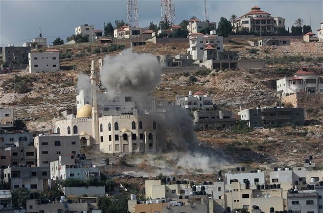Khói bốc lên trong xung đột giữa binh sỹ Israel và người biểu tình Palestine ở thành phố Jenin, Bờ Tây ngày 19/6/2023. (Ảnh: Tân Hoa xã)