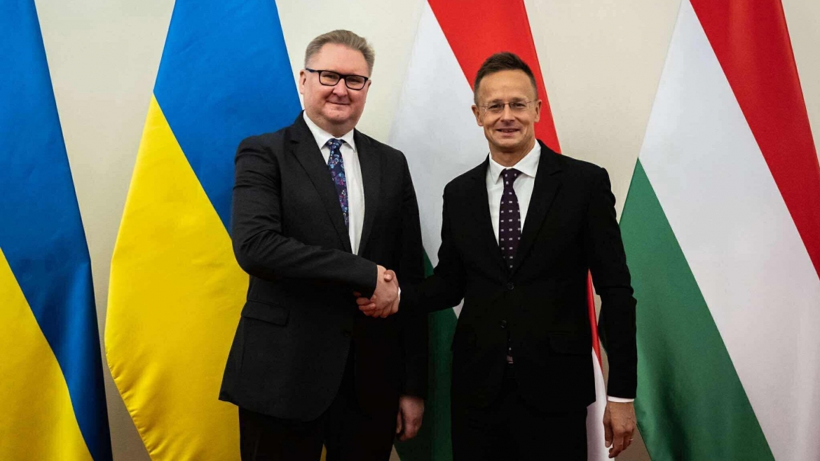 Bộ trưởng Ngoại giao và Thương mại Hungary Péter Szijjártó (phải) và Phó Thủ tướng Ukraine phụ trách hội nhập châu Âu và châu Âu-Đại Tây Dương Taras Kachka (Nguồn: hungarianconservative.com)