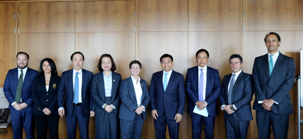 Bộ trưởng Nguyễn Văn Thắng cùng Đoàn công tác chụp ảnh lưu niệm với lãnh đạo LSE và FTSE Russell.