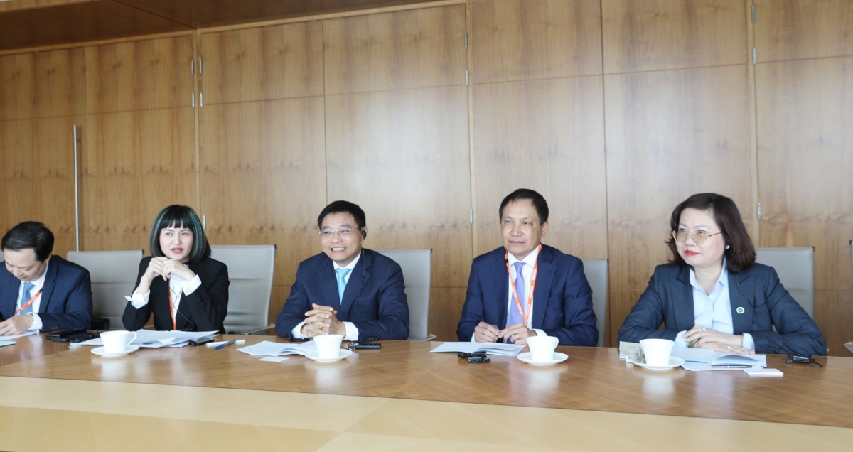 Bộ trưởng Bộ Tài chính Nguyễn Văn Thắng (người thứ ba từ phải sang) tại buổi làm việc.