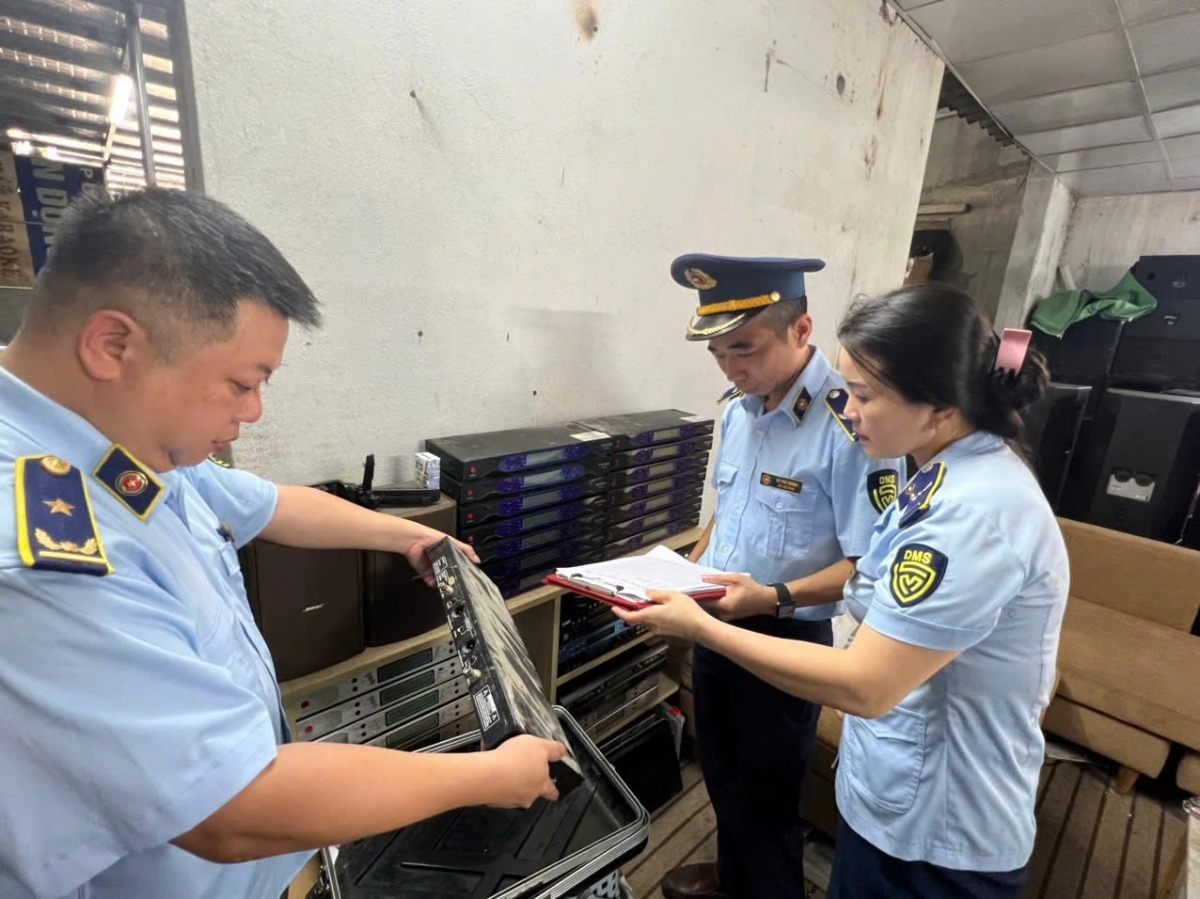 Cán bộ Đội quản lý thị trường số 9 Chi cục quản lý thị trường thuộc Sở Công thương tỉnh Thanh Hóa đang kiểm tra hàng hóa.