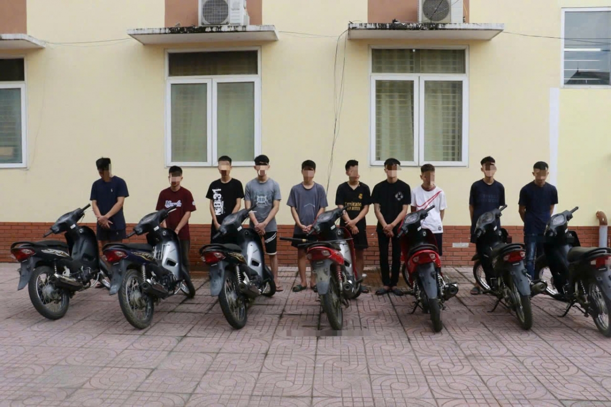 Các đối tượng cùng số tang vật tại Cơ quan Công an