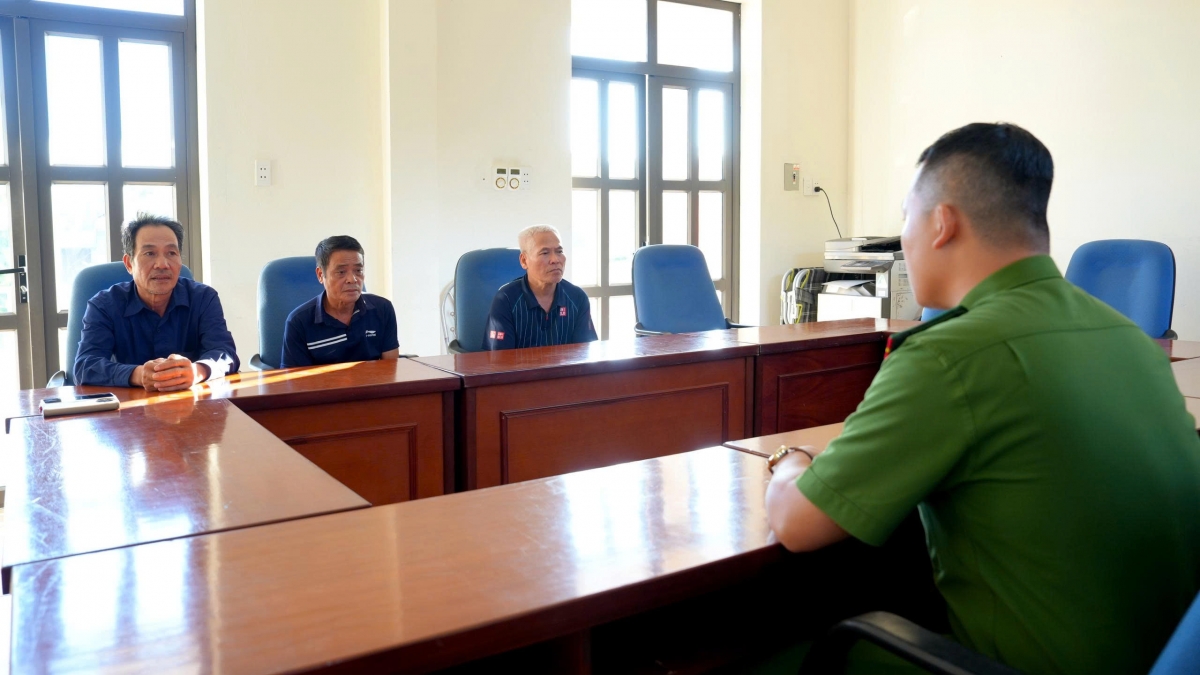 Các đối tượng tại cơ quan Công an (Ảnh: Công an tỉnh Lào Cai)