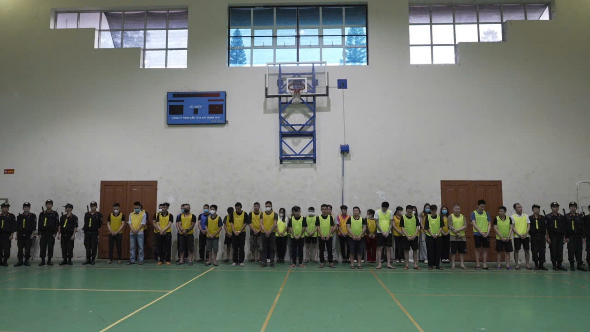 Các đối tượng trong đường dây lừa đảo xuyên quốc gia bị Công an tỉnh Cao Bằng bắt giữ.