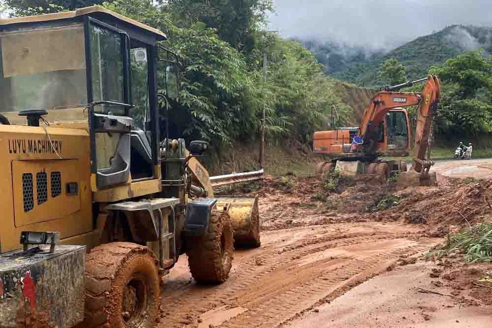 Các đơn vị quản lý đường sẵn sàng phương tiện, máy móc để đảm bảo giao thông khi có sạt lở xảy ra