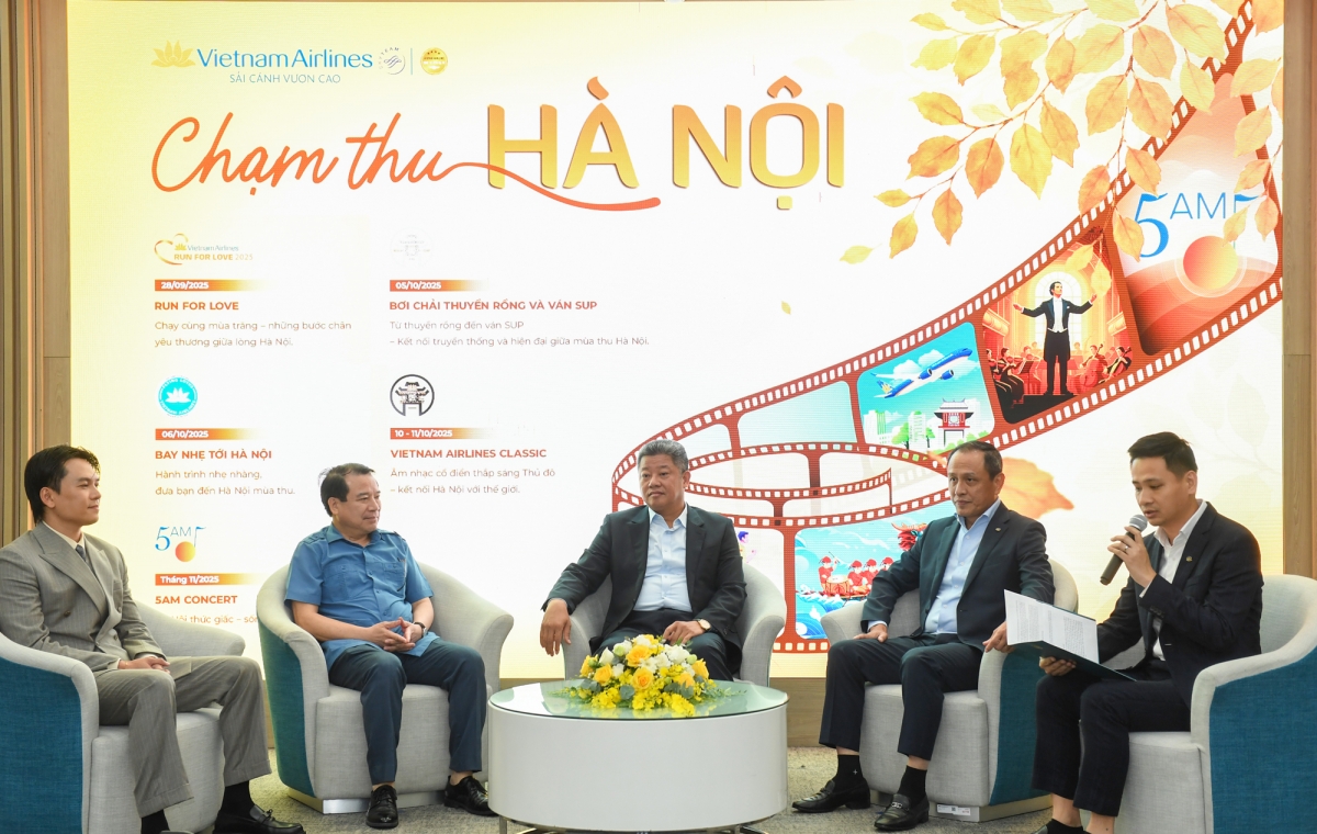 Các khách mời tham gia phần tọa đàm, chia sẻ thông tin về chiến dịch "Chạm thu Hà Nội".