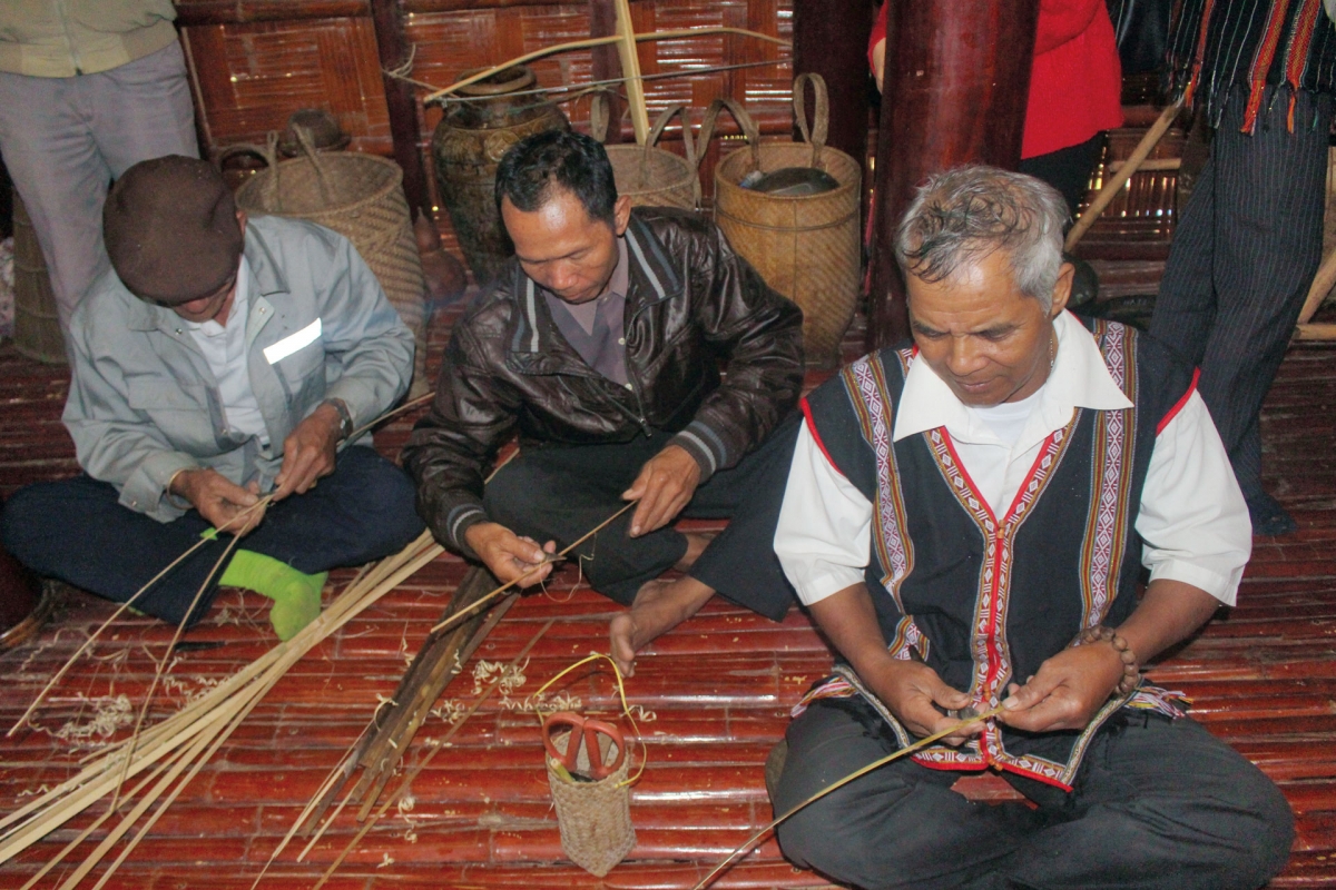 Các nghệ nhân đan lát tại làng truyền thống dân tộc K’Ho.
