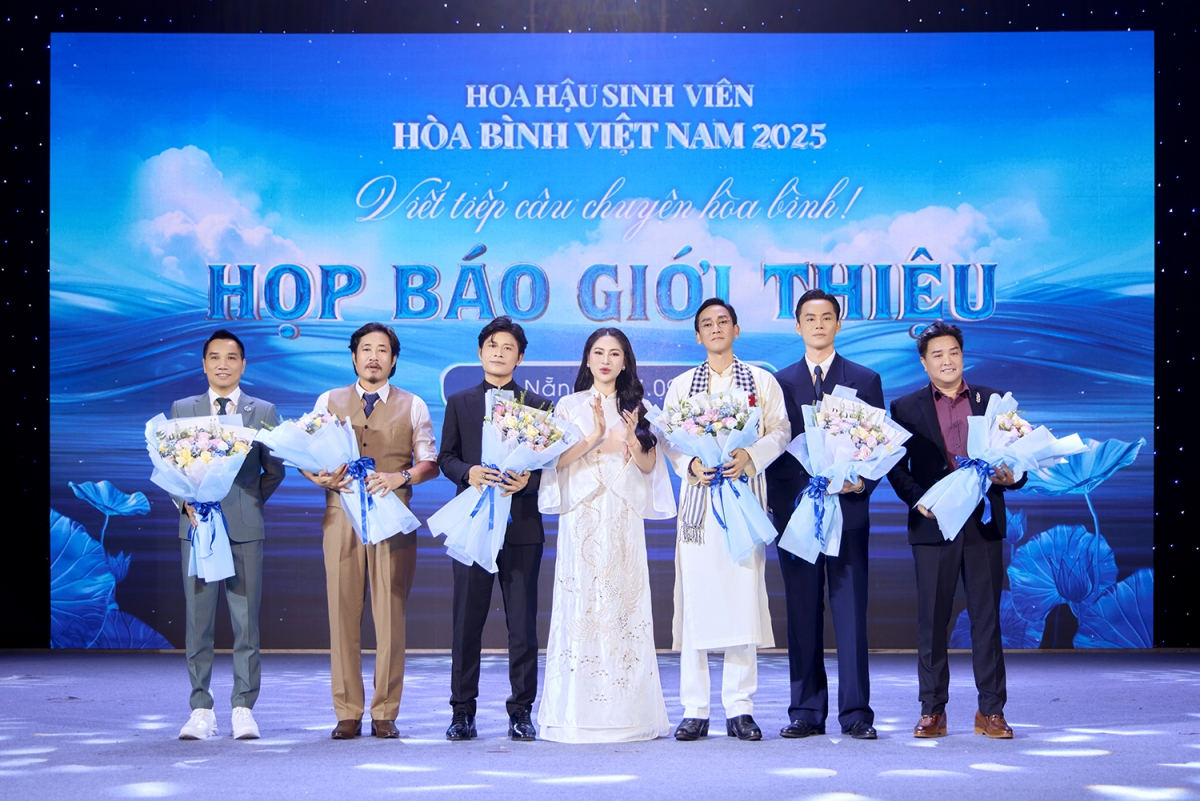 Ban giám khảo cuộc thi