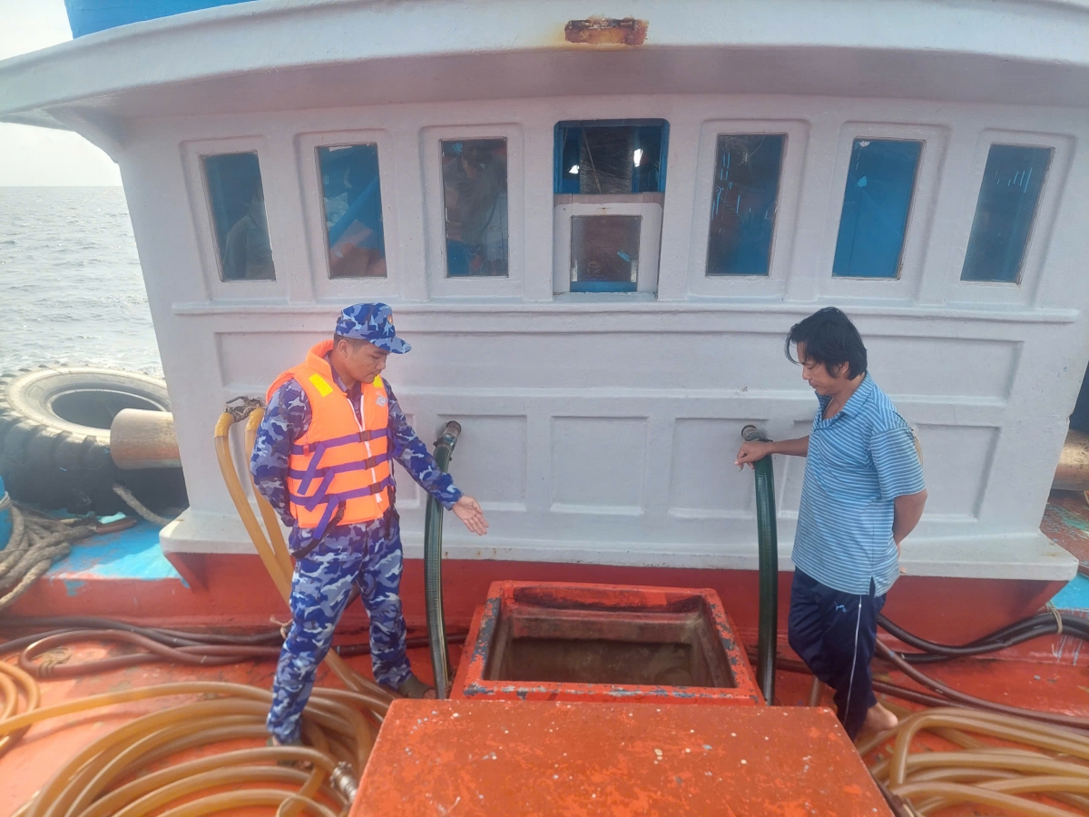 Cán bộ Cảnh sát biển kiểm tra hàng vi phạm