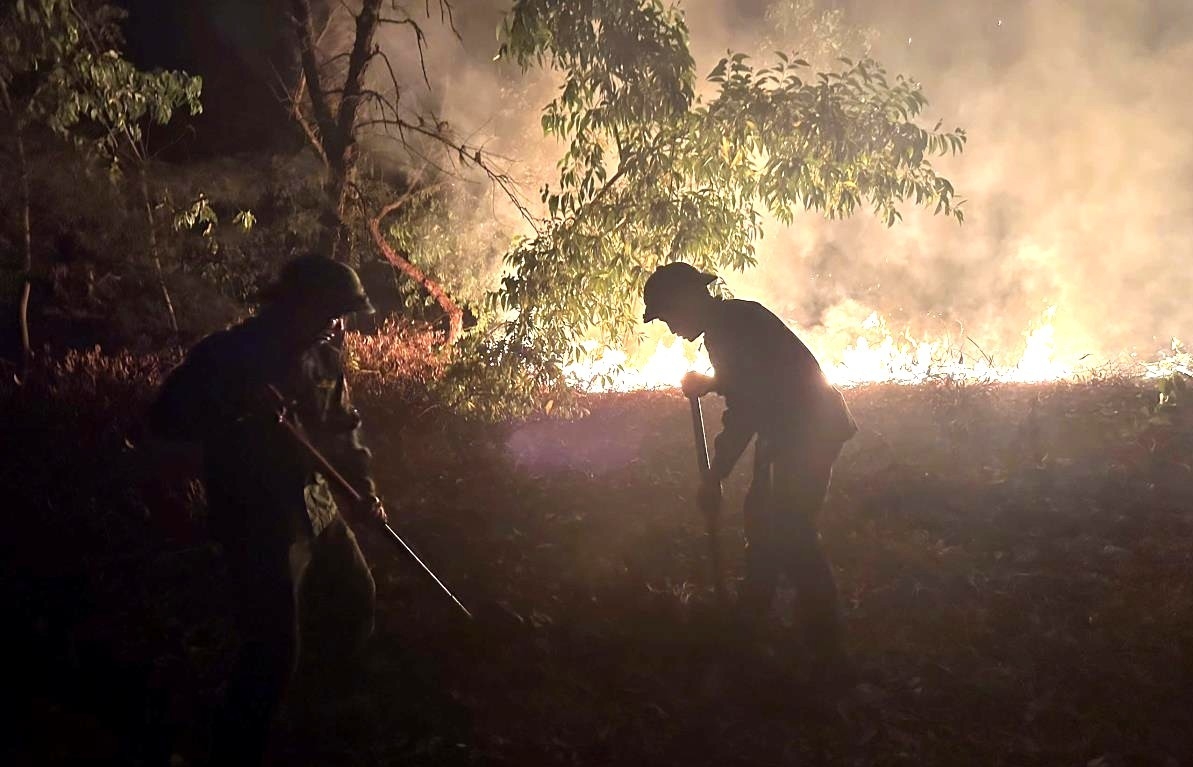 Cán bộ, chiến sĩ Đồn Biên phòng Vinh Xuân, BĐBP thành phố Huế nỗ lực dập tắt đám cháy