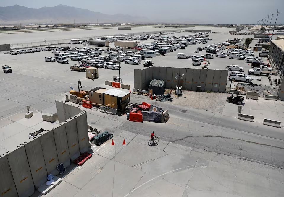 Các phương tiện đỗ tại căn cứ không quân Bagram sau khi binh sĩ Mỹ rút đi, tỉnh Parwan, Afghanistan, ngày 5/7/2021. Ảnh: Reuters