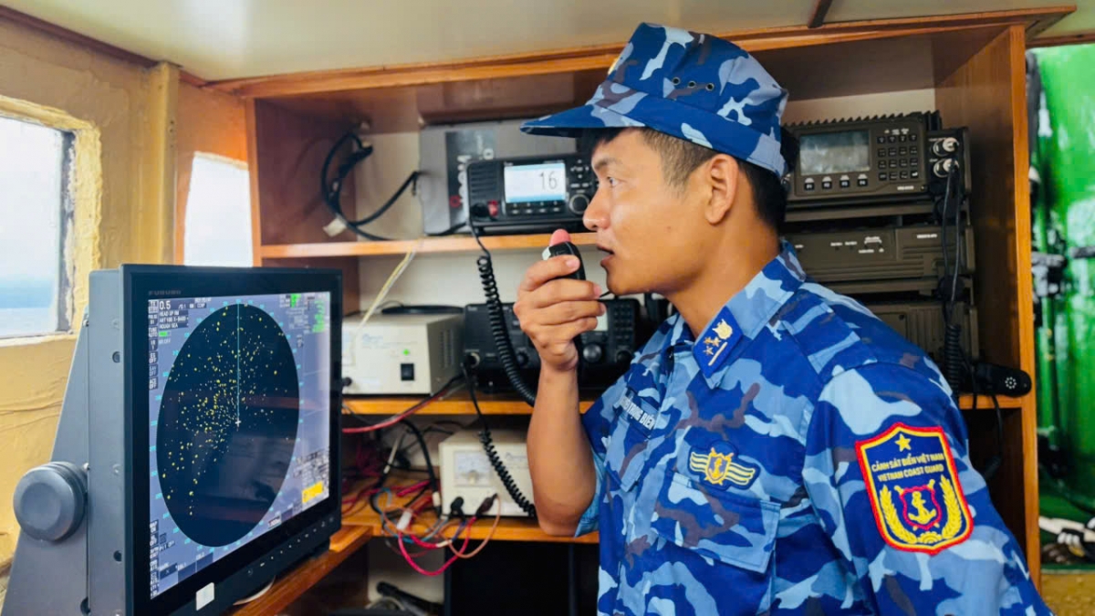 Cán bộ, chiến sĩ trên các tàu Cảnh sát biển kêu gọi tàu thuyền về nơi tránh trú