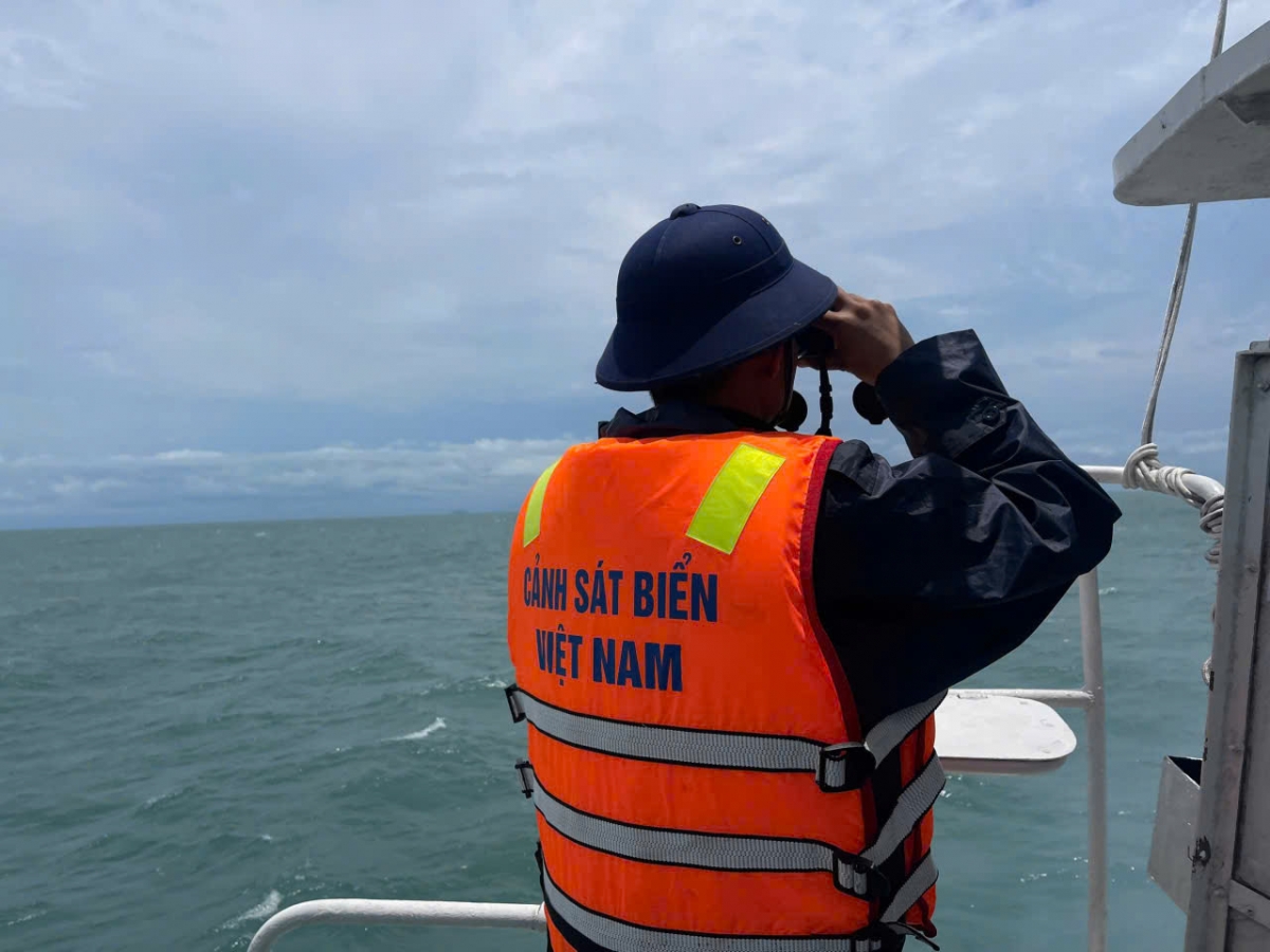 Cán bộ, chiến sĩ trên các tàu Cảnh sát biển quan sát trực canh 24/24h