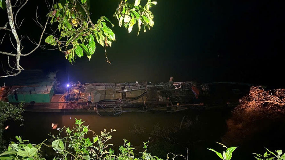 Lực lượng kiểm tra, phát hiện tàu hút cát lậu.