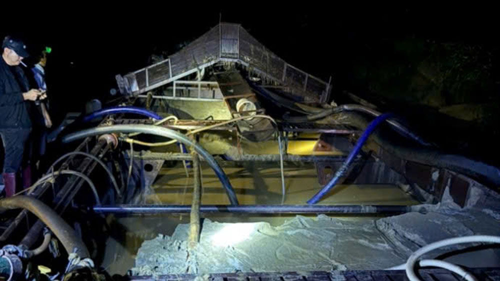 Bị phát hiện, nhóm hút cát lậu nhảy xuống sông bỏ trốn.