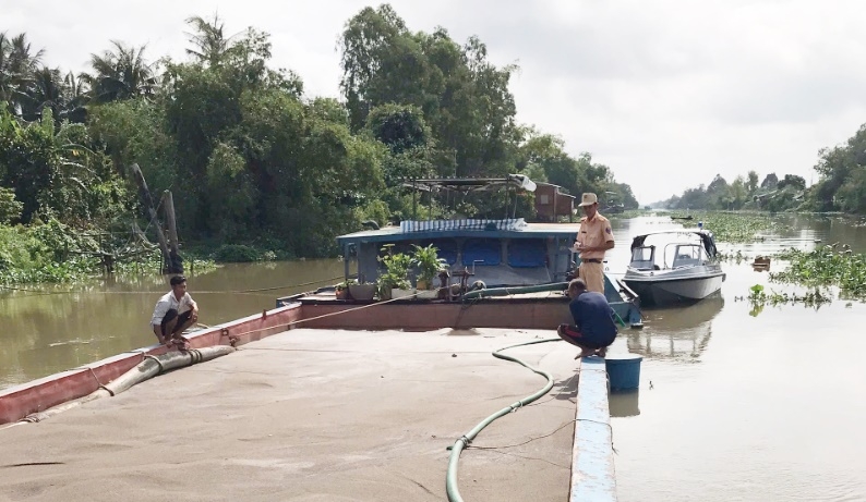 Phương tiện vận chuyển cát không có nguồn gốc xuất xứ bị CSGT lập biên bản, xử lý.