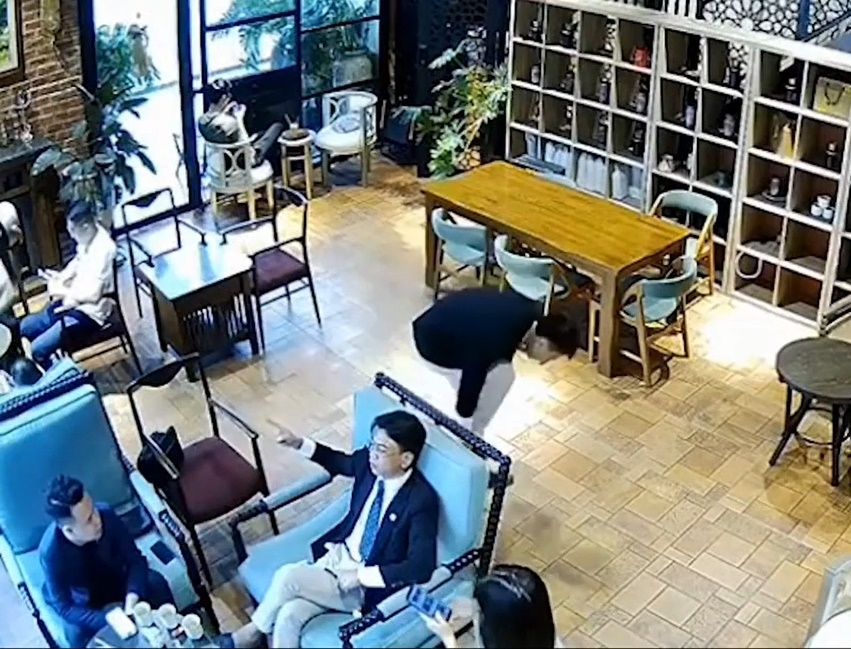 Hiện trường vụ việc (Ảnh cắt từ camera an ninh)