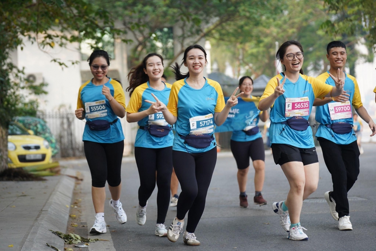 Hơn 2.000 runner háo hức khởi động tại Run For Love 2025, biến cung đường thành biển người rực rỡ. 
