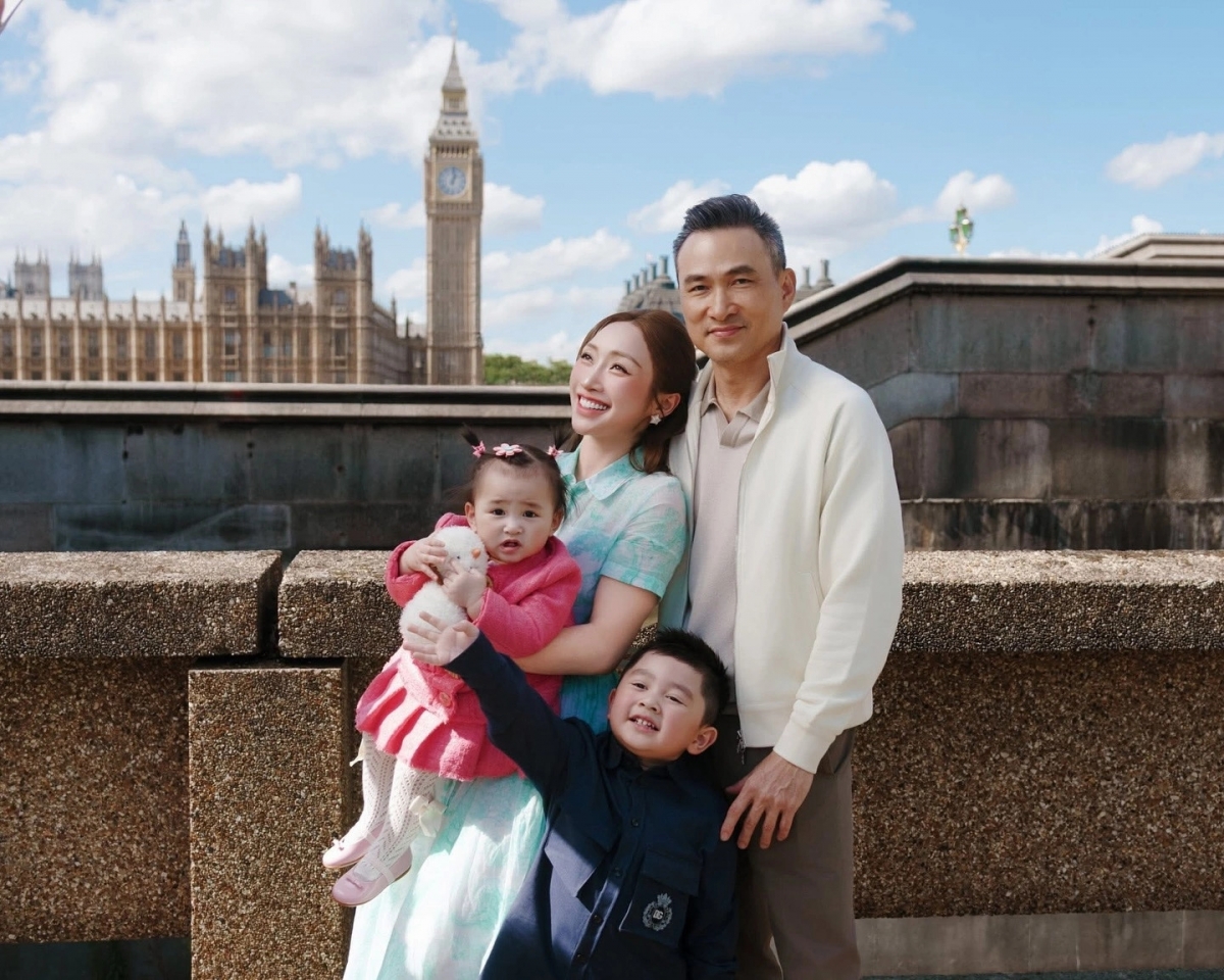 Gia đình Chi Bảo - Lý Thùy Chang cùng hai con chụp hình ở Anh. Đây là lần đầu tiên con gái út Gia Linh của họ được sang châu Âu vi vu cùng bố mẹ.