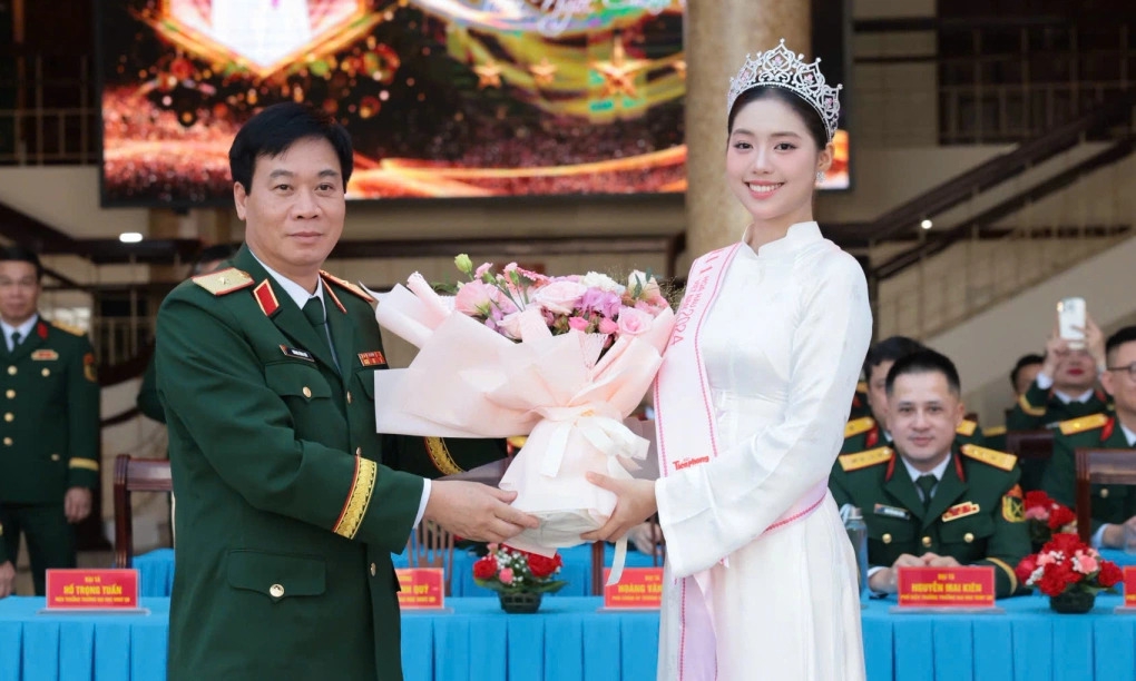 Á hậu Trần Ngọc Châu Anh được thăng quân hàm lên Trung úy trước niên hạn nhờ thành tích đạt Á hậu 1 tại cuộc thi Hoa hậu Việt Nam 2024.