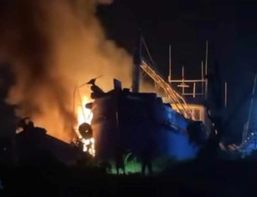 Tàu cá đang đậu sửa chữa bỗng nhiên bốc cháy trong đêm tối