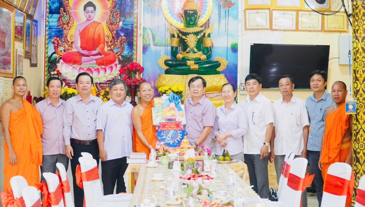 Chính quyền địa phương luôn quan tâm, thăm hỏi các chư tăng và bà con Khmer trong các dịp lễ hội của đồng bào