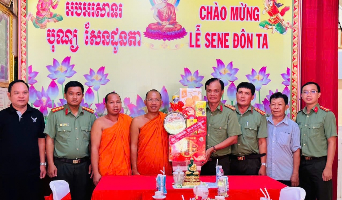 Chính quyền địa phương thăm hỏi tặng quà cho nhà chùa dịp Lễ Sen ĐônTa